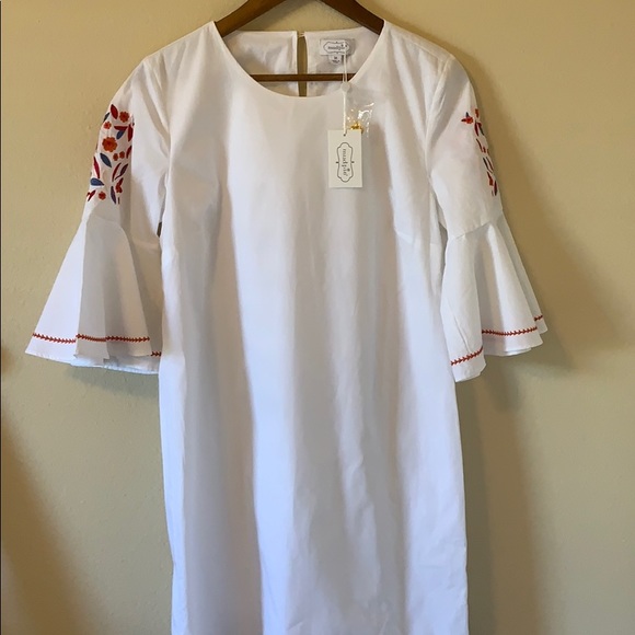 White/ floral embroidered Dress w/bell sleeves - Picture 7 of 8